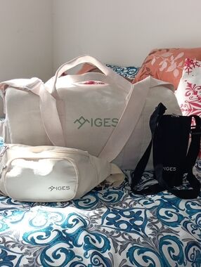 Iges Duffle Bag,Fanny Pack, and Water Bottle Holder  Large Duffle 19x10x10 New